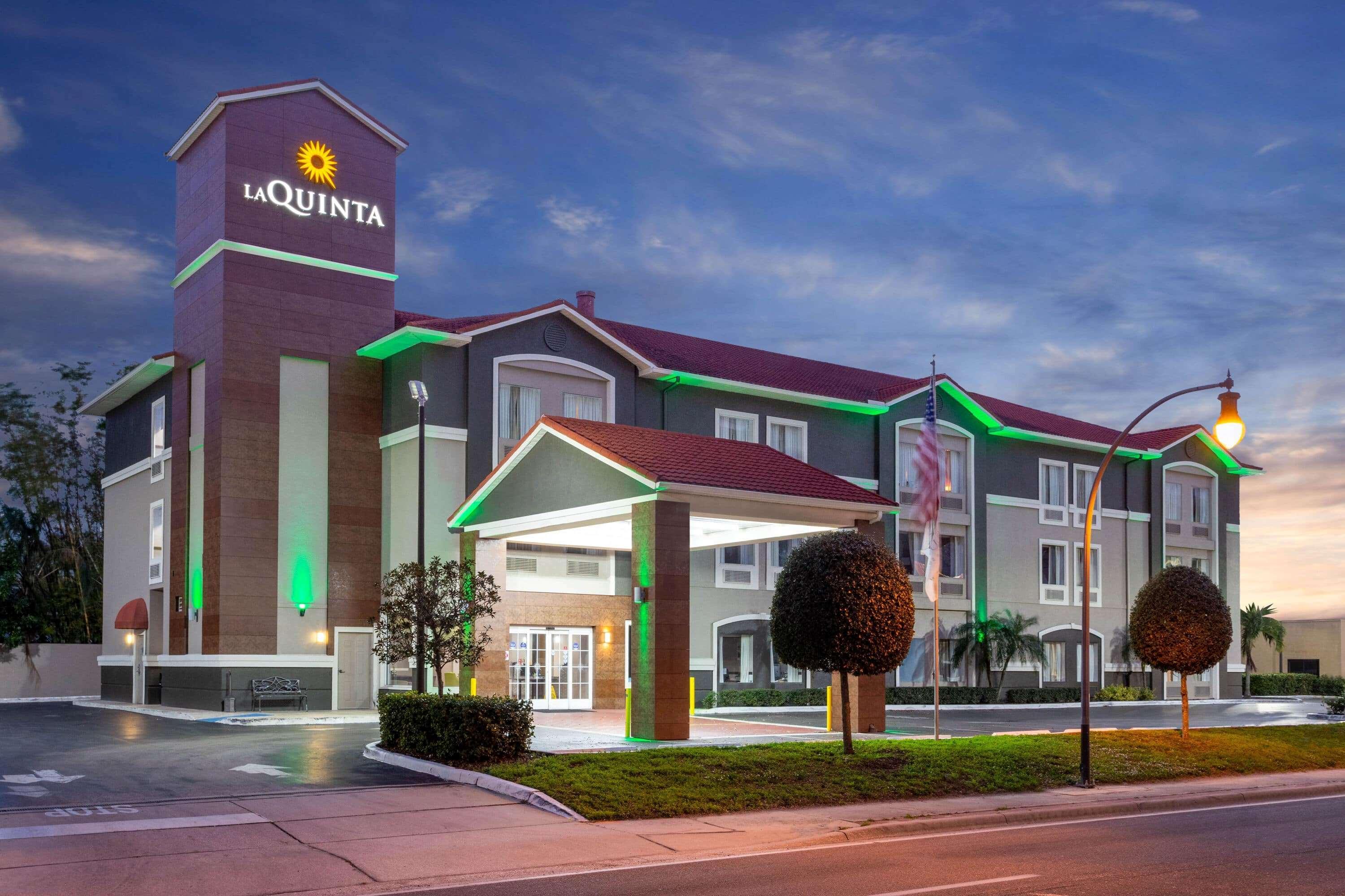 Отель La Quinta By Wyndham Tampa Bay Area-Tampa South Экстерьер фото