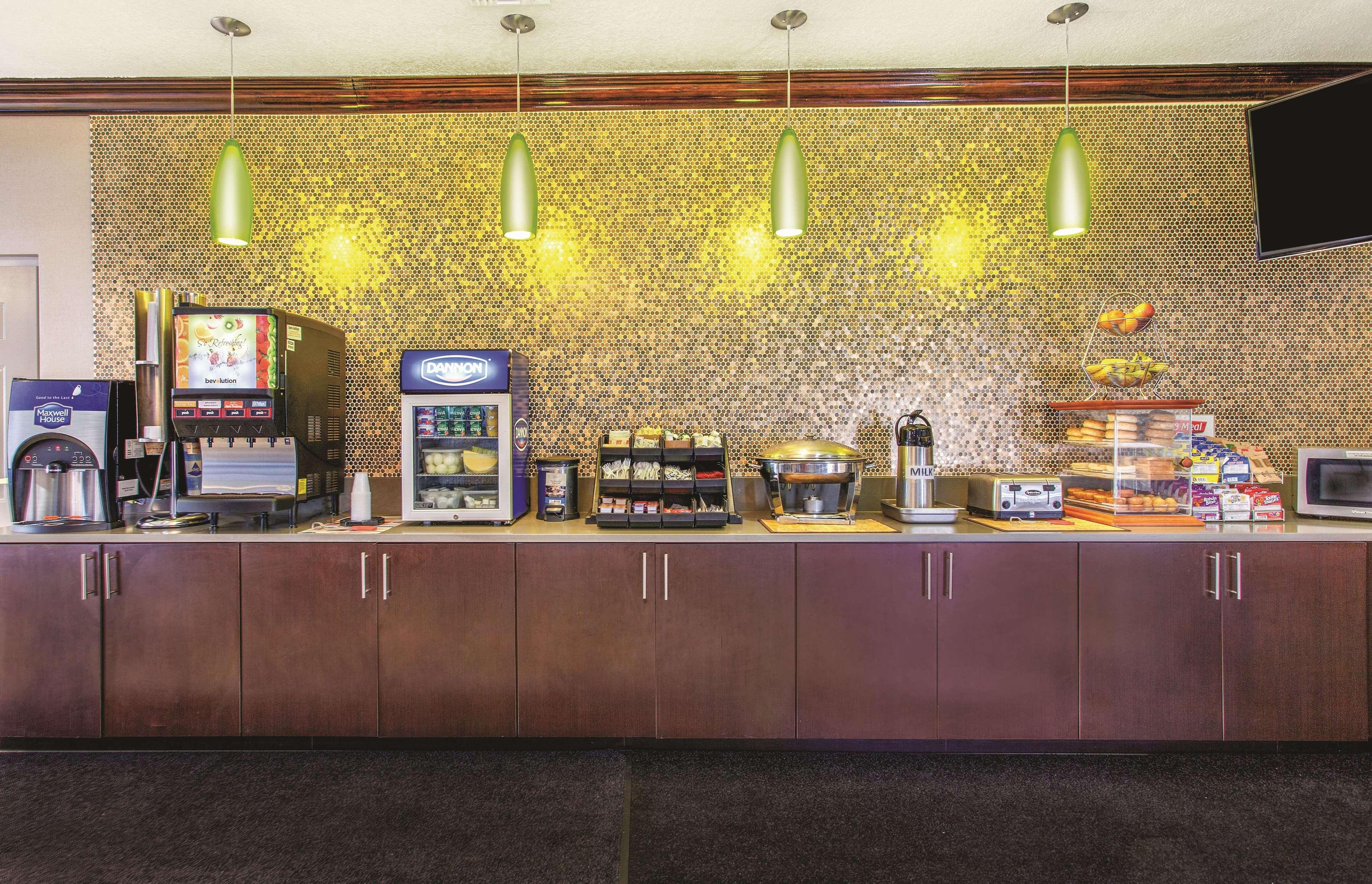 Отель La Quinta By Wyndham Tampa Bay Area-Tampa South Экстерьер фото