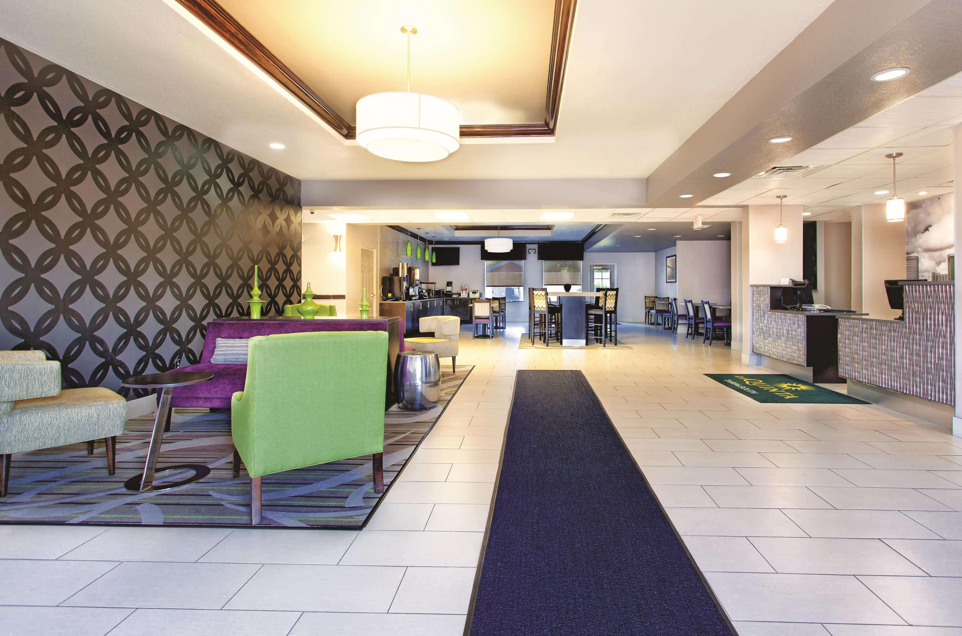 Отель La Quinta By Wyndham Tampa Bay Area-Tampa South Экстерьер фото