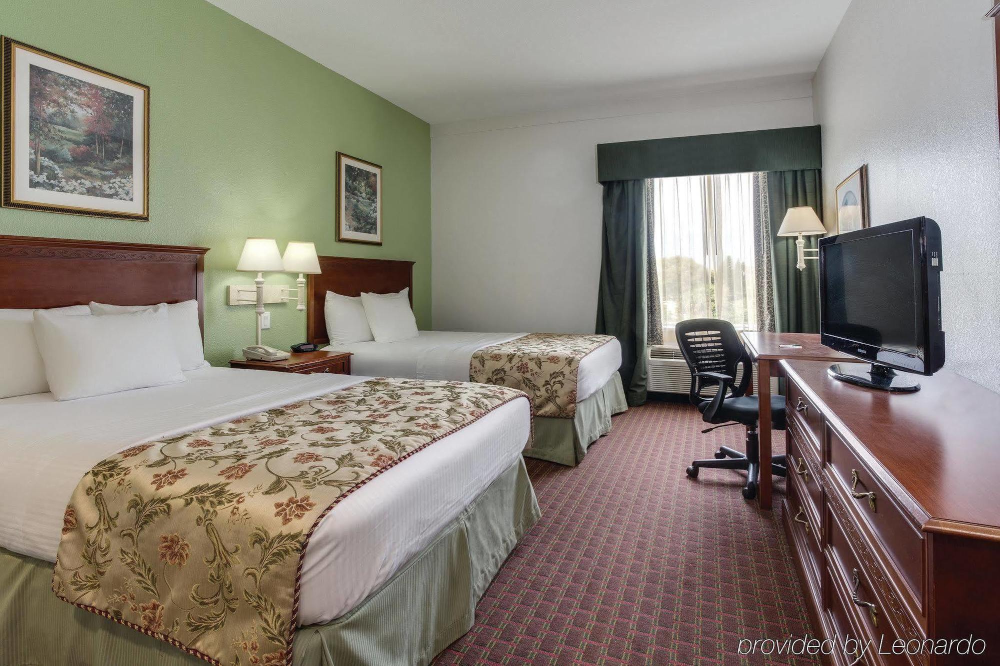 Отель La Quinta By Wyndham Tampa Bay Area-Tampa South Экстерьер фото